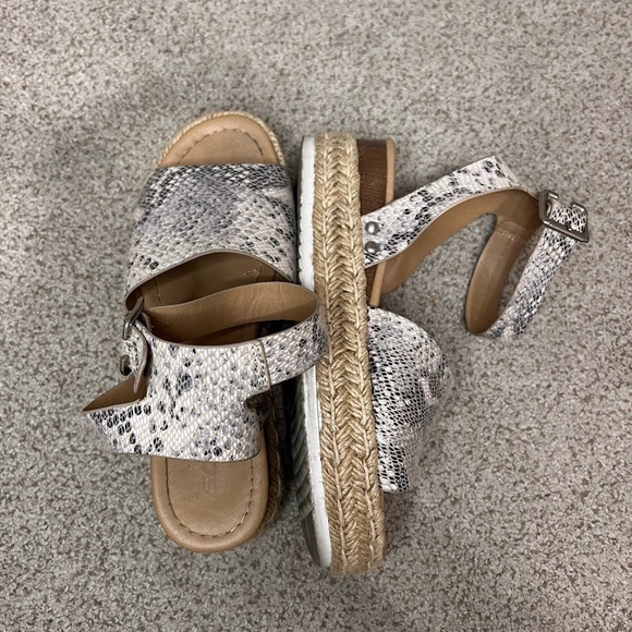 Snakeskin platformed sandals - Picture 2 of 2